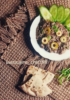 صورة لوصفة الفول بزيت الزيتون وشرائح الكرات 😋