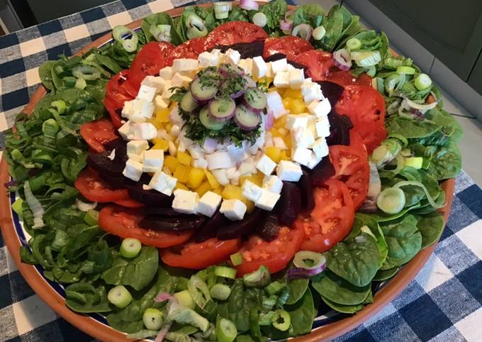 Salade de jeunes pousses d épinards, betteraves rouges,poivron jaune,feta et oignon rouge botte
