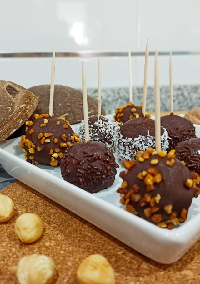 Una foto de Bombones de coco 🥥 y chocolate🍫