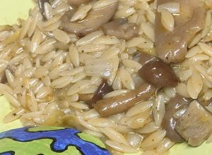Una foto de Orzo con setas