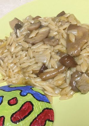 Una foto de Orzo con setas
