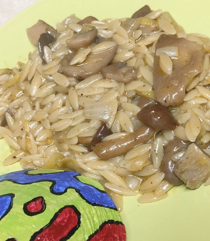 Una foto de Orzo con setas