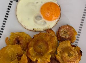 Una foto de Patacones o Tostones