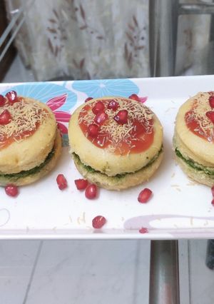 सॅन्डविच ढोकळा (Sandwich Dhokla Recipe In Marathi) रेसिपी चे मुख्य फोटो