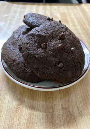 Una foto de Galletitas de chocolate rellenas con nutella 🍪