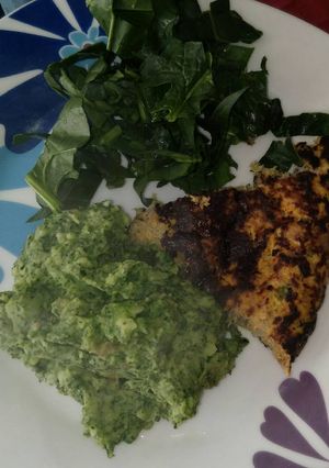 Una foto de Tortilla de atún con puré de papas con espinacas y jengibre