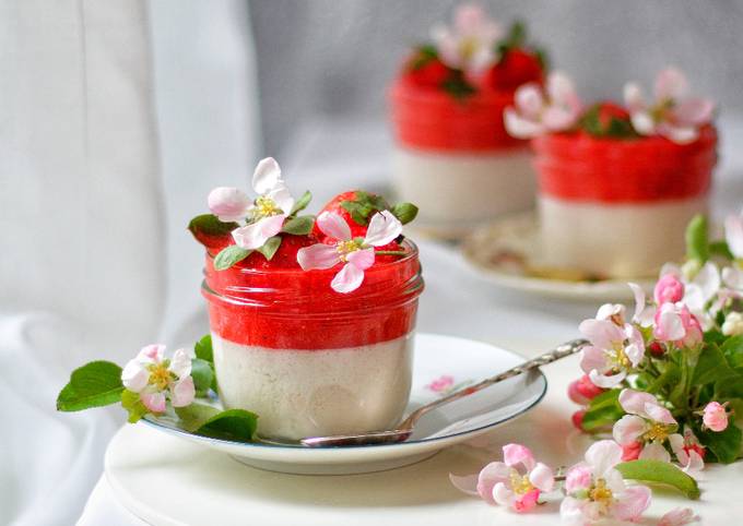 Vegane Panna Cotta mit Erdbeeren