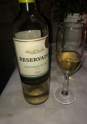 Una foto de Vino blanco Sauvignon 2019