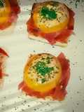 Yemas de huevos rellenas de crema de tomate sobre un lecho de jamón ibérico