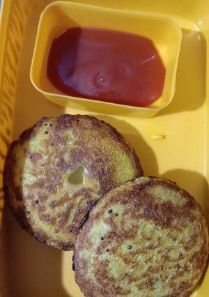મીની સોજી ચીઝ હાંડવો (Mini Sooji Cheese Handvo Recipe In Gujarati) રેસીપી મુખ્ય ફોટો