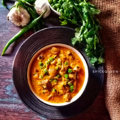 A picture of Mushroom Matar Masala.