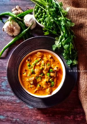 A picture of Mushroom Matar Masala.