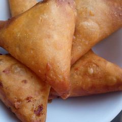 A picture of Spicy beef samosa.