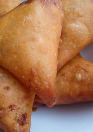 A picture of Spicy beef samosa.