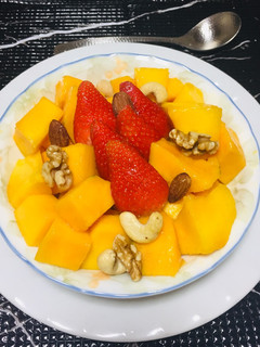 Una foto de Ensalada de Mango con Fresas y frutos Secos!!