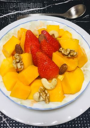 Una foto de Ensalada de Mango con Fresas y frutos Secos!!