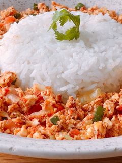 Hình của món Trứng Chiên Scramble Cà Chua & Cơm Nóng.