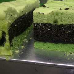 รูปของ Bolu Kukus Pandan Lapis Ketan Hitam