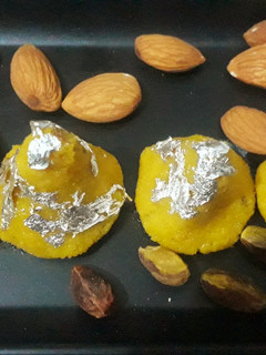 इन्सटेंट केसर मावा मोदक (instant kesar mawa modak recipe in Hindi) रेसिपी मुख्य फोटो
