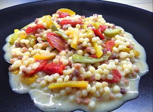 Foto di Fregola sarda con peperoni, datterini confit e gorgonzola