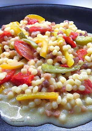 Foto di Fregola sarda con peperoni, datterini confit e gorgonzola