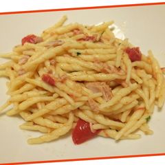 A picture of Trofie con tonno e pomodorini.