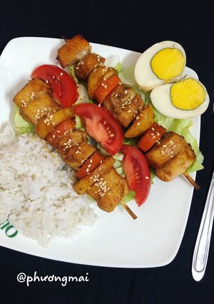 Hình của món Cơm trắng với gà xiên rau củ.