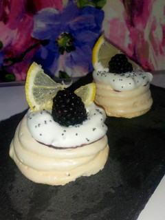 Una foto de Mini pavlovas de lemon curd, nata y moras