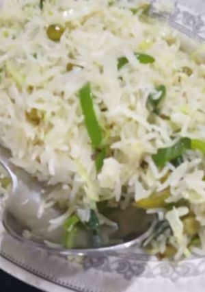 A picture of White and green rice.