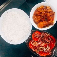 A picture of Chicken Tikka Gravy with Buttered Rice & Grilled Veggies.