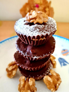 ચોકલેટ વોલનટ પીનટ બટર કપ્સ (Chococlate Walnut Peanut Butter Cups Recipe In Gujarati) રેસીપી મુખ્ય ફોટો