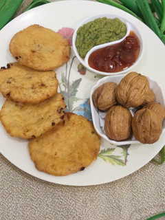 मटर अखरोट की कचौड़ी (Matar akhrot ki kachori recipe in Hindi) रेसिपी मुख्य फोटो