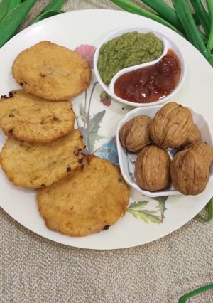 मटर अखरोट की कचौड़ी (Matar akhrot ki kachori recipe in Hindi) रेसिपी मुख्य फोटो