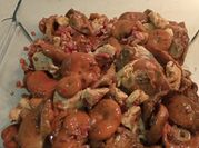 Una foto de pechugas de pollo troceada