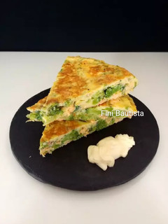 Una foto de Tortilla de salmón y brócoli