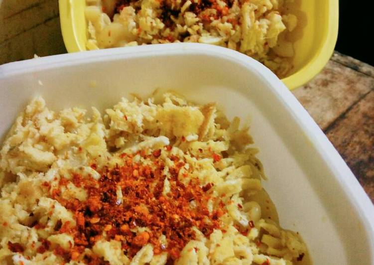 Bagaimana Membuat Macaroni Cream Sederhana Topping Telur Dadar Cacah yang Enak