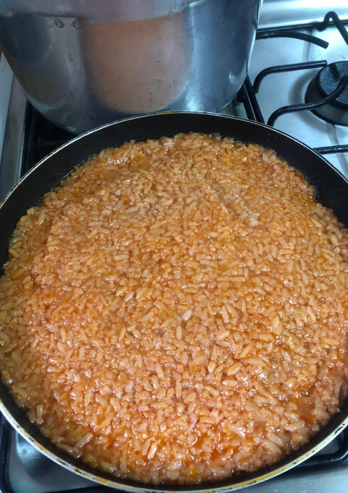 Una foto de Sopa de arroz rojo