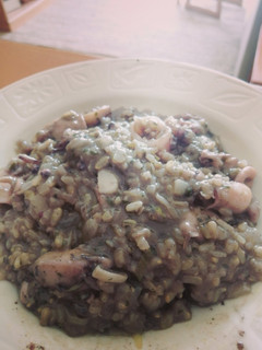 Una foto de Arroz con calamar y chipirones
