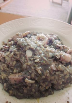 Una foto de Arroz con calamar y chipirones