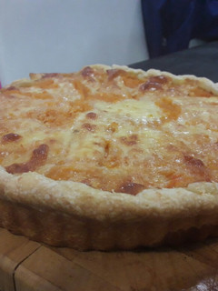 Una foto de Tarta de calabaza pollo cebolla y queso fresco