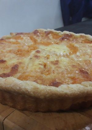Una foto de Tarta de calabaza pollo cebolla y queso fresco