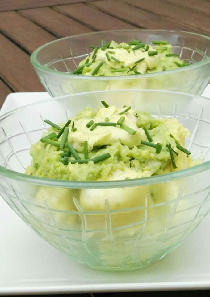 Una foto de Ensalada de yuca y aguacate con mayonesa de hierbabuena