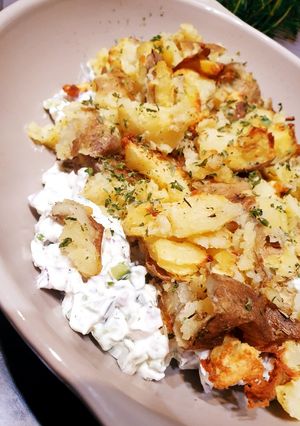 Une photo de Pommes de terre écrasées crispy et sa salade de concombre fraîche
