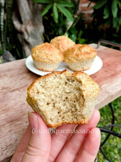 Una foto de MUFFINS SALUDABLES DE BANANA (Fácil, rápido y económico)