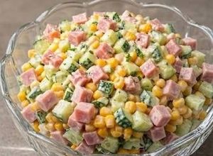 Une photo de Salade d'été (jambon, maïs, concombre)