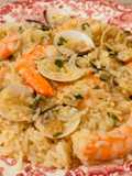 Arroz con almejas y langostinos al ajillo