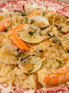 Una foto de Arroz con almejas y langostinos al ajillo