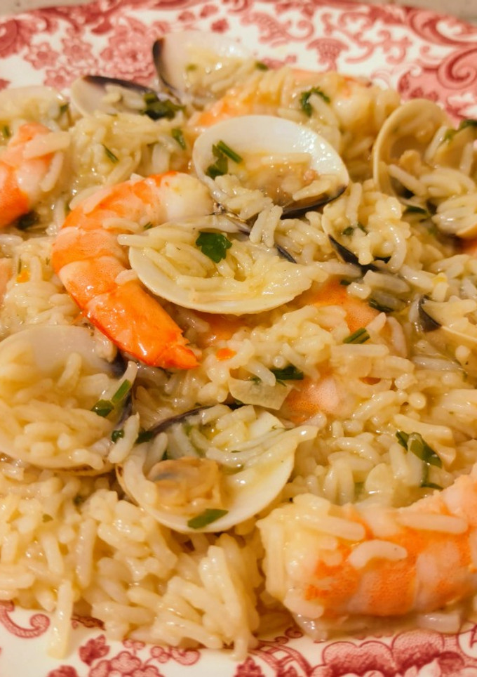 Una foto de Arroz con almejas y langostinos al ajillo