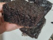 Una foto de brownies con cacao sin huevo