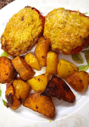 Una foto de Morrones rellenos de carne con puré de papas y parmesano